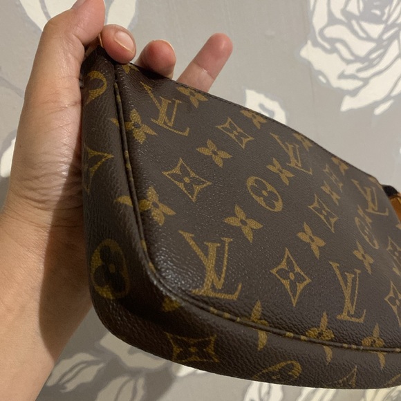 Aunthentic ❌sold on my fbpageLUXONLINECANADA - Picture 9 of 17